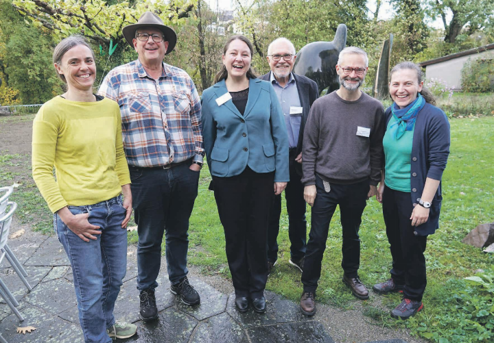 Freuten sich über den neu gestalteten Skulpturengarten, von links: Katja Sattler, René Leuenberger, Patrizia Solombrino, Rudolf Lüscher, Michael Hiltbrunner und Anja Trachsel. Foto: Peter Schütz