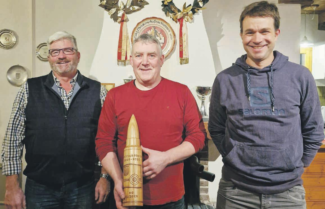 Sieger der Jahresmeisterschaft (von links): Gilbert Binkert, Hansjörg Beutler (mit neuem Wanderpreis der grossen Meisterschaft) und Ueli Sacher. Foto: zVg Sieger der Jahresmeisterschaft (von links): Gilbert Binkert, Hansjörg Beutler (mit neuem Wanderpreis der grossen Meisterschaft) und Ueli Sacher. Foto: zVg