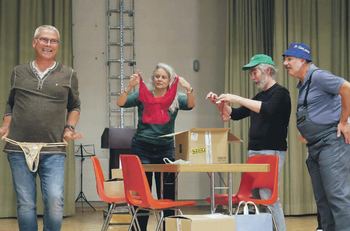 Shocking oder Shopping? Das fragen sich (von links) Bruno Michel, Thekla Merkhofer, Roland Dinkel und Adrian Mahrer. Foto: Michael Gottstein